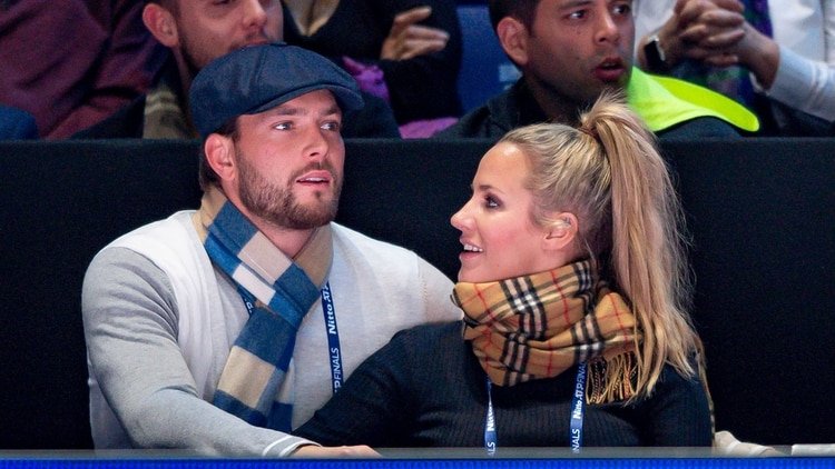 Caroline Flack y su novio en noviembre de 2019/Shutterstock 