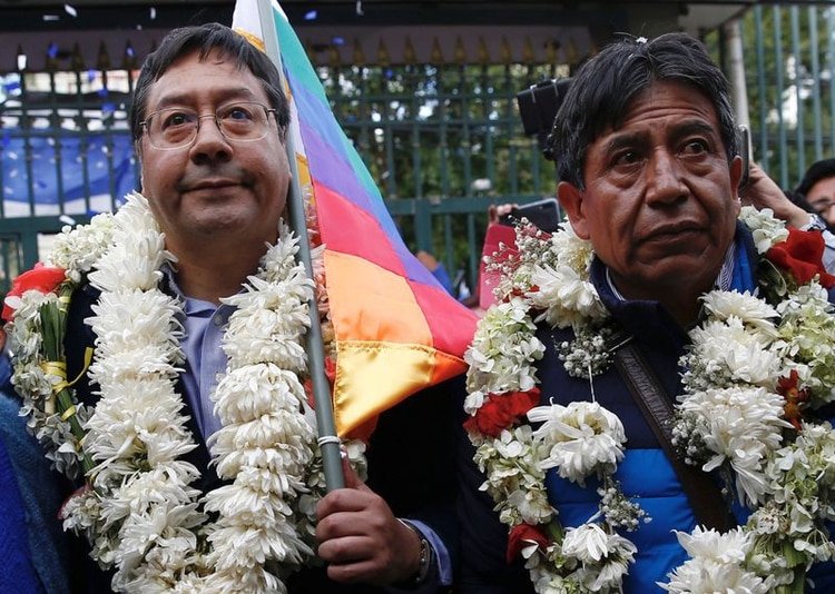 El exministro de Economía y Finanzas de Bolivia, Luis Arce, y el ex canciller David Choquehuanca registran su candidatura en La Paz. 3 de febrero de 2020. REUTERS/David Mercado