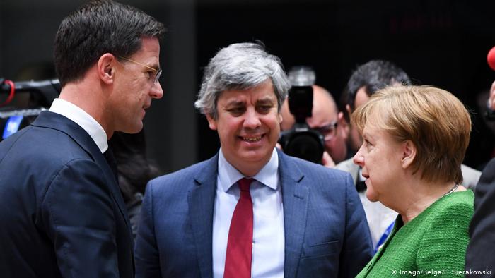 Mario Centeno (centro), presidente del eurogrupo. En la imagen también la alemana Angela Merkel y el holandés Mark Rutte. 