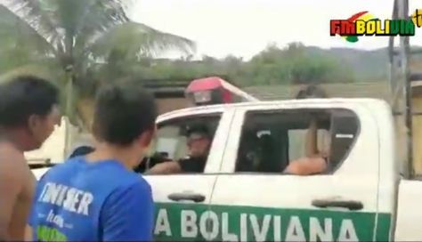 Momento en que ciudadanos reclaman a los policías por haber chocado el vehículo caldina.