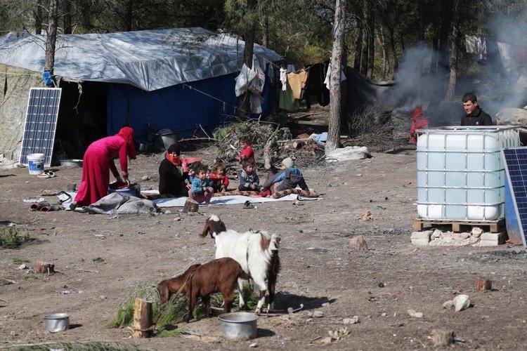 Civiles desplazados montan un campamento (Reuters)
