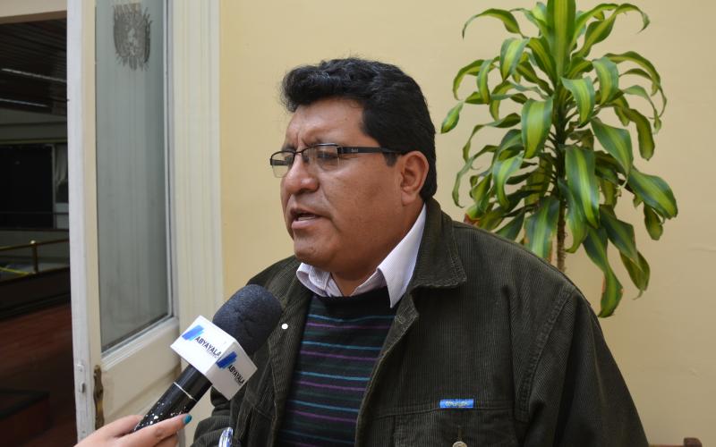 Resultado de imagen para senador Efrain Chambi