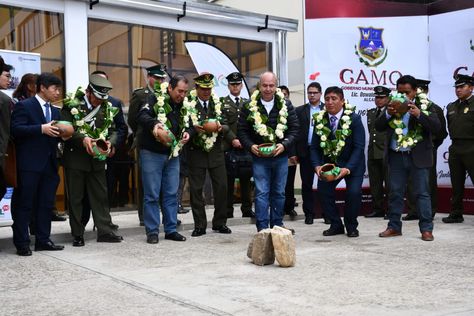 El ministro Murillo, sus colaboradores y autoridades regionales de Oruro inauguran el BOL-110.