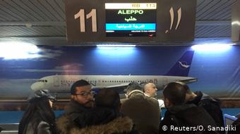 Un vuelo civil con ministros sirios y periodistas a bordo aterrizó este miércoles en el aeropuerto de Alepo, procedente de Damasco. (Reuters/O. Sanadiki)