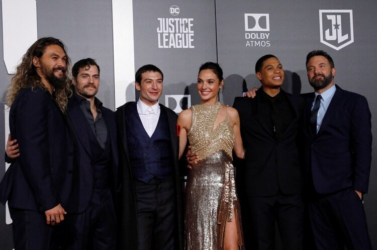 Ben Affleck junto al elenco de la liga de La Liga de la Justicia