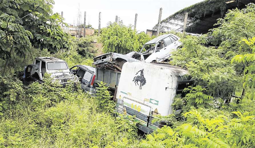 A pocos metros de la carretera a Cotoca, sin control alguno y en el más completo abandono, así luce uno de los depósitos que tiene Dircabi. Foto: JORGE IBÁÑEZ
