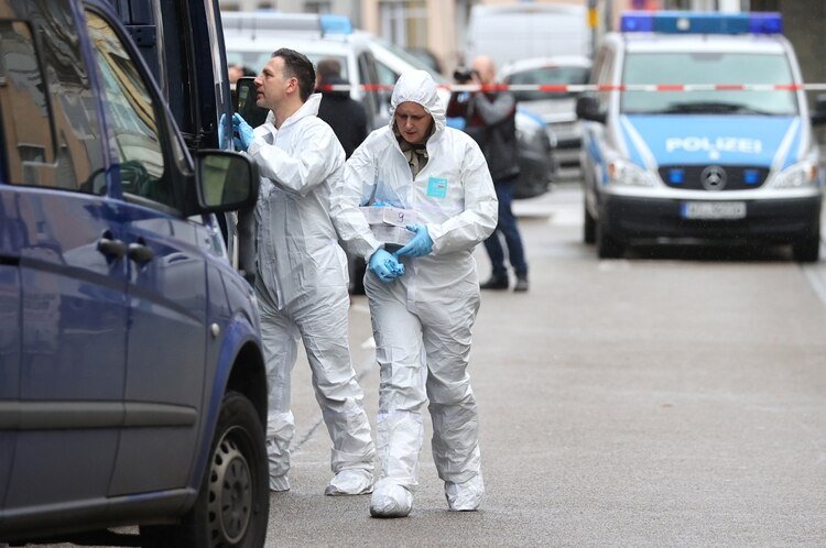 Investigadores forenses en la escena del crimen (REUTERS/Kai Pfaffenbach)
