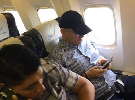 Elio Montes dentro del avión de BoA en el que salió del país rumbo a Miami. Foto: RRSS