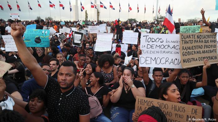 Foto de manifestantes dominicanos.