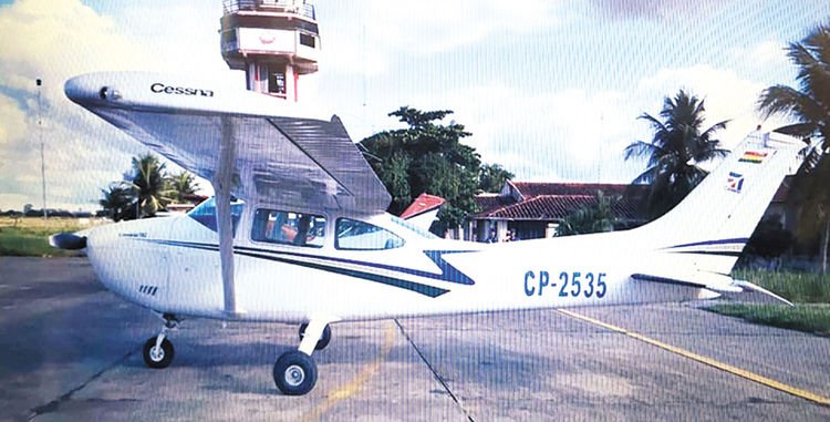 Trinidad. La FELCC incautó esta avioneta que transportaba droga y tenía placa clonada.