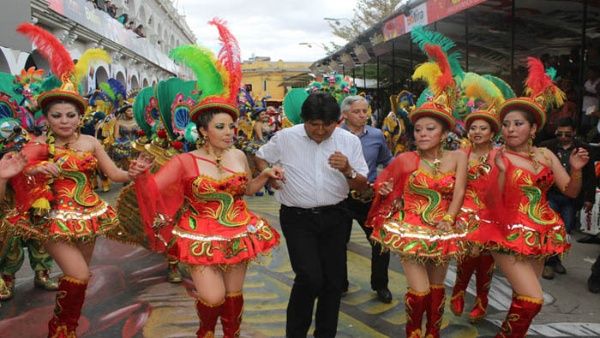  Evo Morales asegura que el carnaval de Oruro es "único en el mundo"