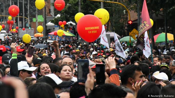 Foto de manifestación de docentes en Colombia