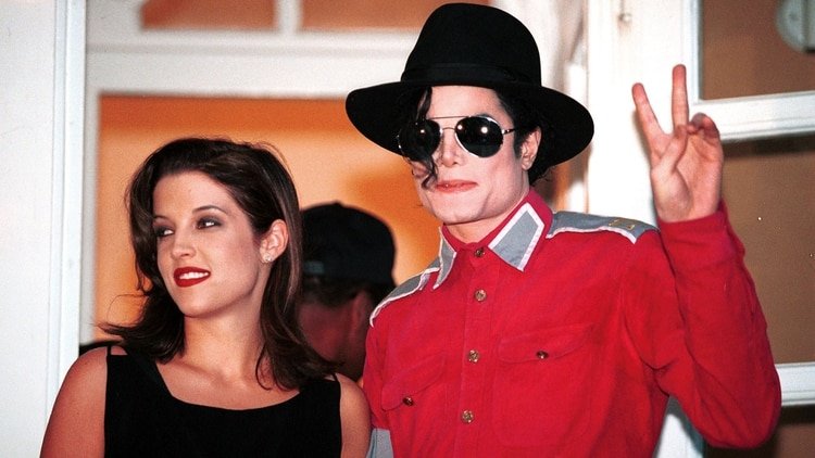El año pasado Lisa Marie Presley firmó un acuerdo millonario para escribir un libro con impactantes revelaciones no sólo sobre su padre, el cantante Elvis Presley, sino también sobre Michael Jackson (Credit: Photo by Globe Photos/mediapunch/Shutterstock)