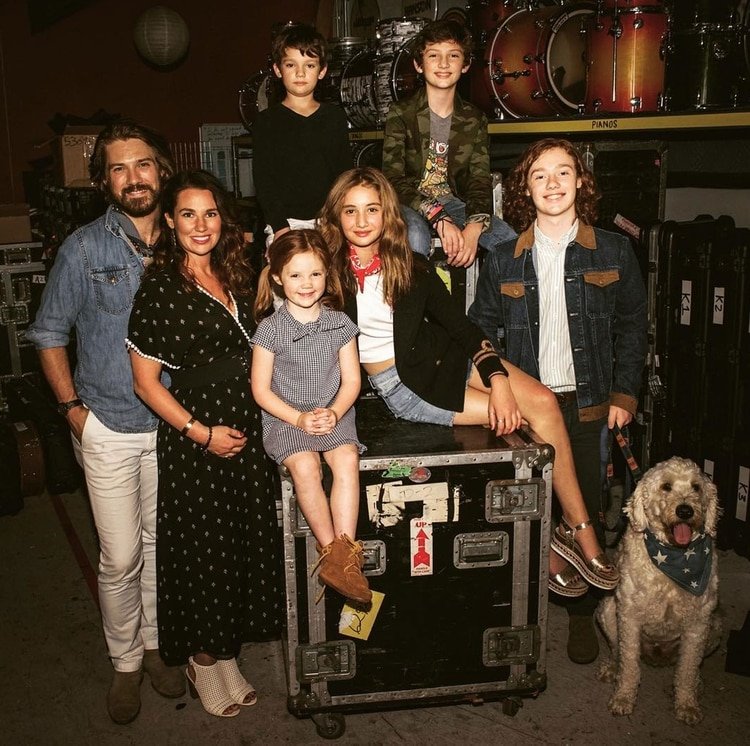Taylor Hanson, junto a su esposa Natalie Bryant y sus cinco hijos. El último bebé de la pareja nació en 2018 (Instagram) 