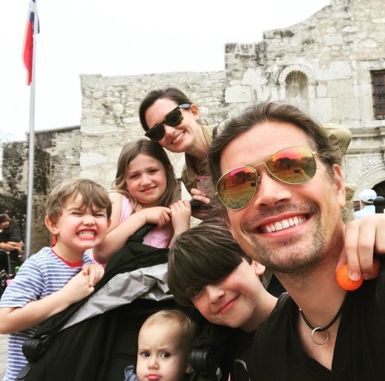 “Pasamos mucho tiempo juntos, en las giras, en el estudio y entre nosotros, así que nuestros hijos se conocen mucho. Son realmente muy cercanos”, contó Zac Hanson que está casado con Kate Tucker y tiene cuatro hijos