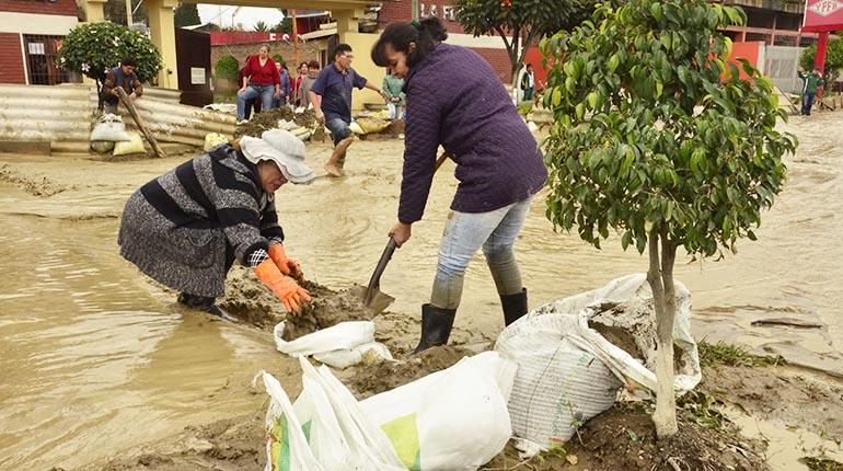 Vecinos de Colcapirhua construyen defensivos en la av. Blanco Galindo para que la mazamorra que rebalsó de Tiquipaya no entre a sus casas. | HERNÁN ANDIA