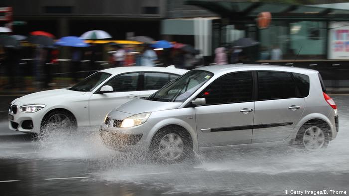 Foto simbólica de carros en calle inundada.