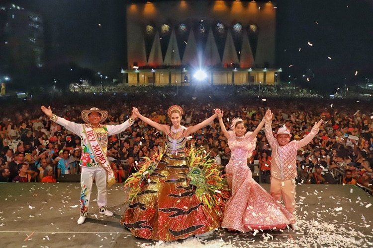 Los Reyes del Carnaval de Barranquilla Isabella Chams Vega, Alcides Romero Cogollo y los Reyes del Carnaval de los Niños Miranda Torres Rosales e Isaac Rodríguez Barreto