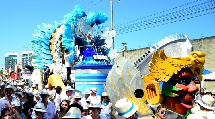 La Batalla de Flores es un desfile que se hace cada sábado de Carnaval que se destaca por las carrozas artesanales de colores llamativos que evocan elementos de la tradición o parodian la realidad social colombiana. 