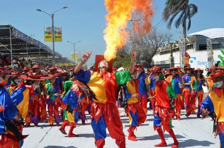 La danza de los Diablos Arlequines bebe de la tradición europea de los bufones de las cortes de los reyes. En ella se realizan acrobacias con fuego que escupen los danzantes por sus bocas.