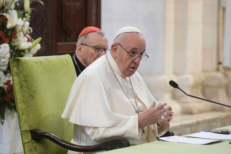 El papa Francisco, en un encuentro con obispos en Bari (Reuters)