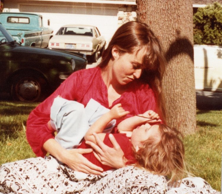 Lisa Brennan Jobs junto a su madre (Grove Press/lisanbrennanjobs.net)