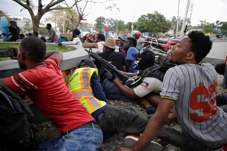 El presidente Jovenel Moïse anunció el sábado una serie de medidas para tratar de detener la crisis, incluida la creación de un fondo de ayuda para los policías muertos en el ejercicio de sus funciones y un fondo para cubrir seguros (Reuters)