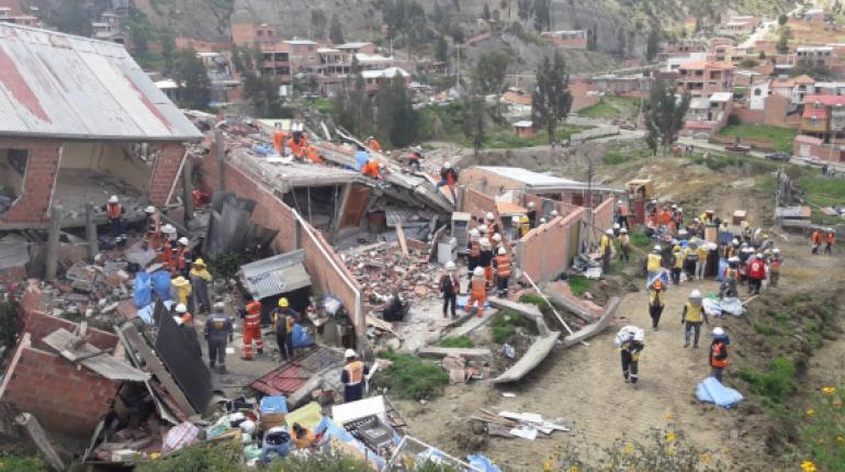 Personal trabaja en la zona del deslizamiento. | Alejandro Salamanca