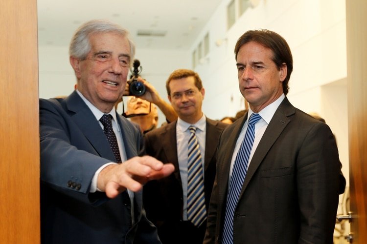 El presidente saliente Tabará Vasquez, del Frente Amplio que gobernó los últimos 15 años en Urugya, junto al entrante Lacalle Pou, del partido Blanco.