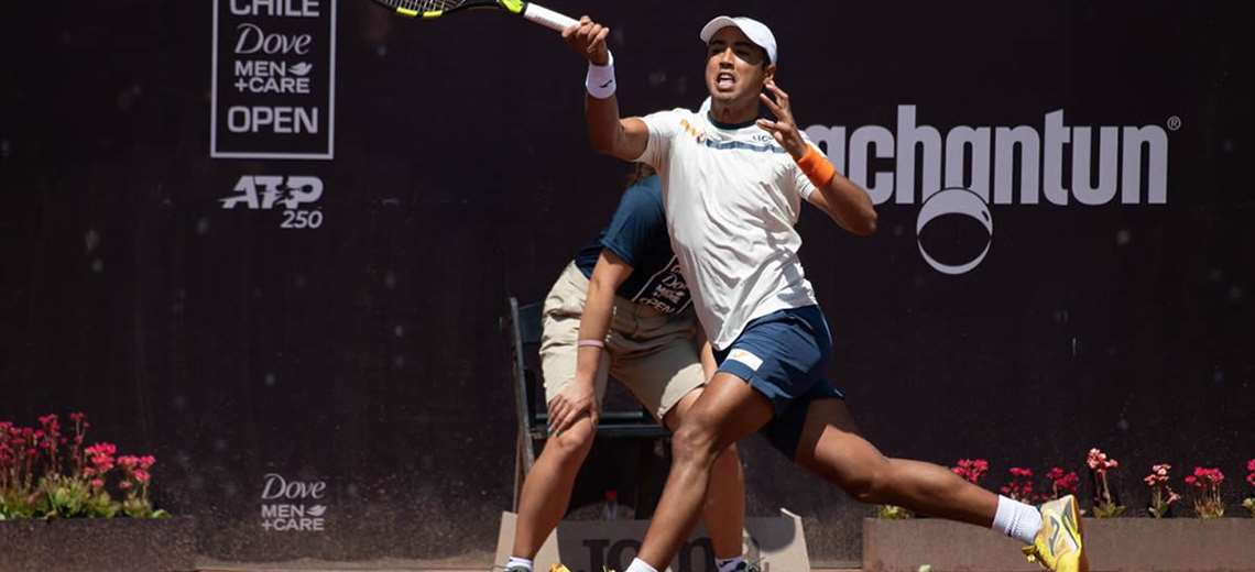 El tenista boliviano, Hugo Dellien, en plena competencia en Chile. Foto. Jim Rydell / Matias Donoso @chile_open