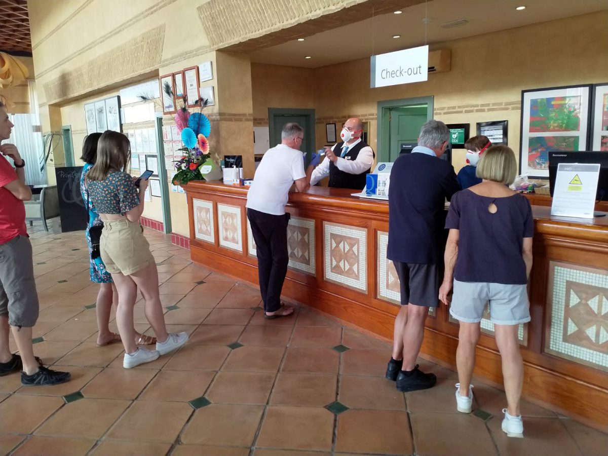 Turistas en la recepción (REUTERS)