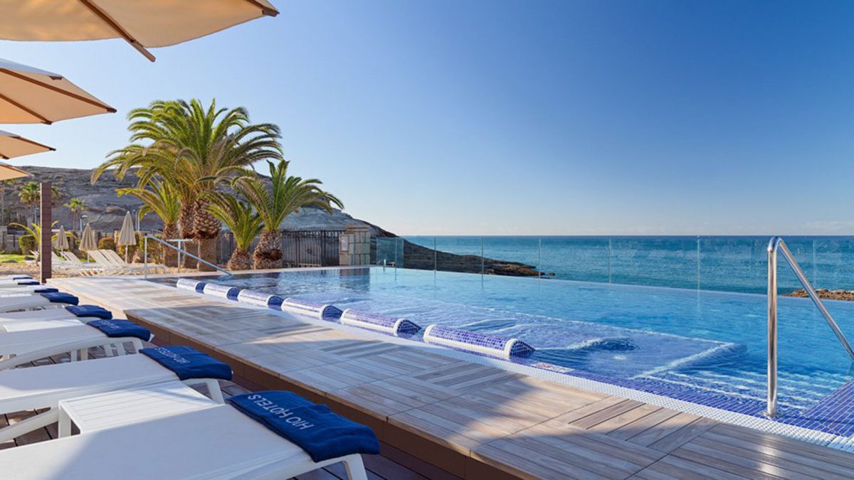 Una de las piletas, junto al mar que baña las cosas del hotel