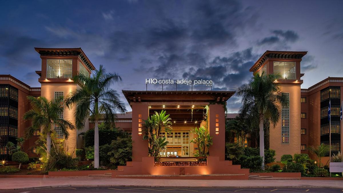 El frente del hotel aislado por un caso de coronavirus