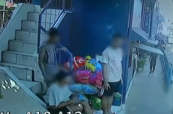 Instante. Los jóvenes están por encender los globos. (Foto: GMA News).