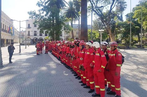 Un contingente de bomberos para tareas de rescate en Cochabamba.