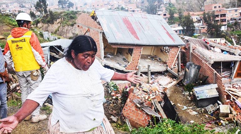 Una vecina que se quedó sin su casa por el deslizamiento en Ovejuyo, el domingo, al sur de La Paz. | MARKA REGISTRADA