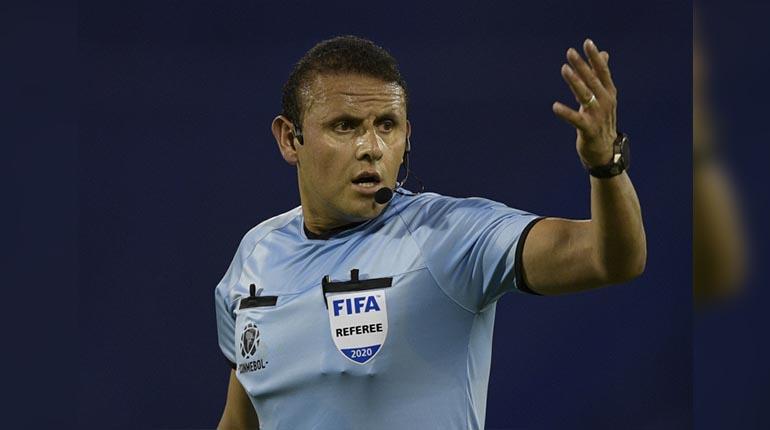 El árbitro orureño Gery Vargas en la Copa Sudamericana. | AFP