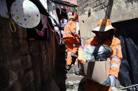 Personeros de la Alcaldía de La Paz ayudan a sacar los enseres de una vivienda en Niño Kollo.