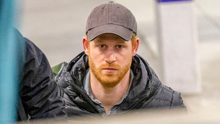 Harry llegó a la capital escocesa en tren después de ser criticado por usar aviones privados para sus viajes privados mientras hacía campaña sobre temas ambientales y cambio climático./The Grosby Group