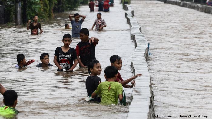 Niños juegan en las inundaciones en la residencia Pondok Maharta, Tangerang, cerca de Yakarta. (Reuters/Antara Foto/WR. Awal Lingga)