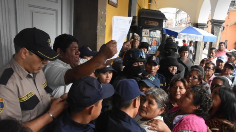 Protestas de los comerciantes en la plaza 14 de Septiembre. | Daniel James