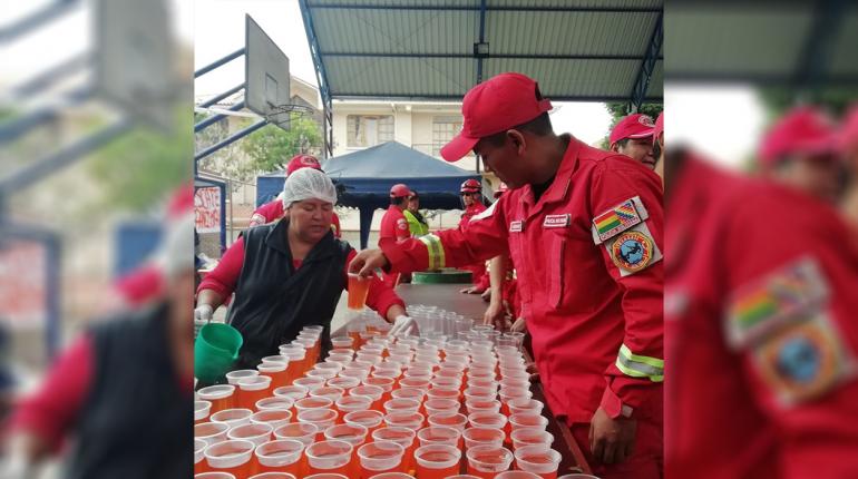 Preparación de los alimentos para los voluntarios en Tiquipaya. | Los Tiempos