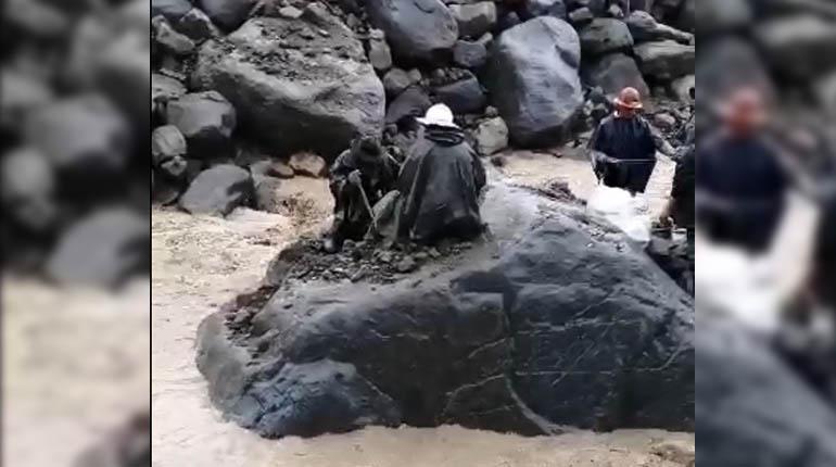 Personal alista la explosión. | Captura de pantalla