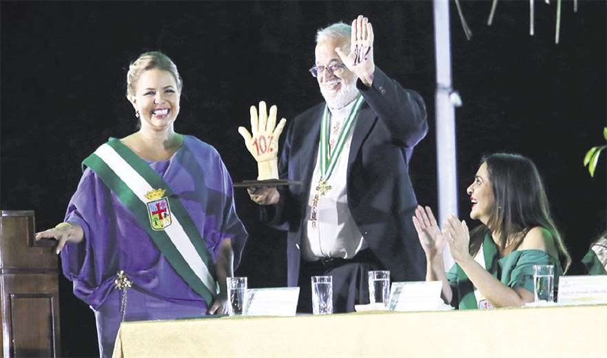 Momentos en que el padre Mateo Bautista es galardonado como Hijo Ilustre de Santa Cruz. Foto: JORGE GUTIÉRREZ Y JORGE IBÁÑEZ