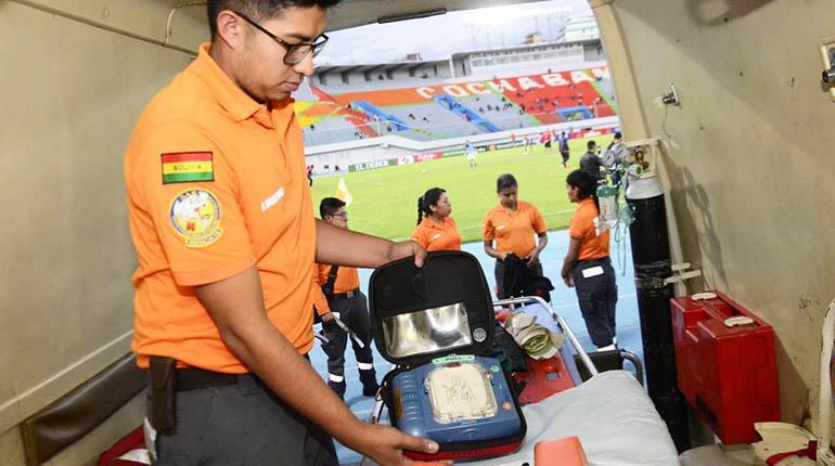 Una de las ambulancias en el estadio Félix Capriles. | José Rocha