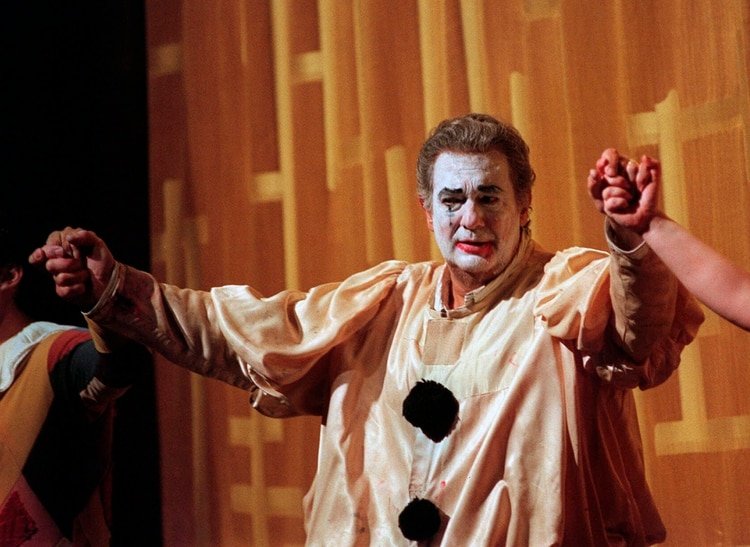 Plácido Domingo durante una ovación final tras dos óperas de un acto, Cavalleria Rusticana