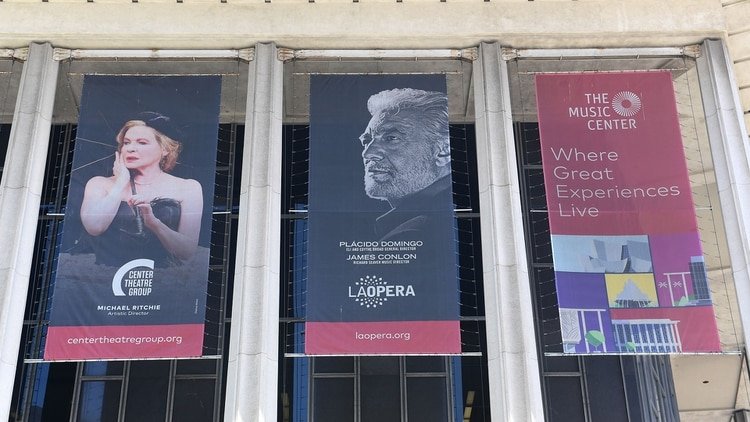 Gran parte de los hechos de acoso sexual ocurrieron cuando Domingo era director de la Ópera de Los Angeles, cargo al que luego renunció (AFP)