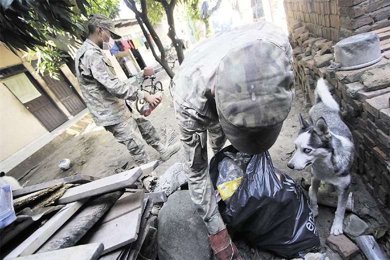 El Ejército participó activamente en las tareas de eliminación casa por casa. Foto: Hernán Virgo