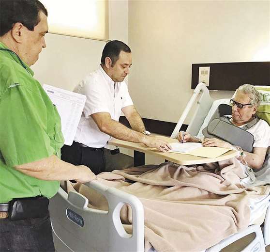 Ayer, el municipio envió esta imagen del alcalde en su cama en la clínica firmando documentos de gestión. Foto: GAMSC