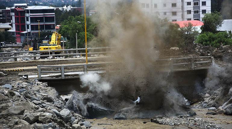 La explosión controlada de un roca en el puente de la av. Circunvalación, arriba de la av. Taquiña. | Daniel James